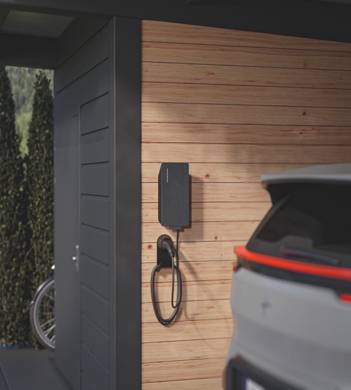 Elektromos autótöltő garázsban Elektromos autótöltő garázsban, töltés közben
